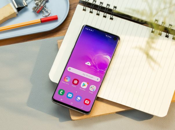 Samsung Galaxy S10 mit eingeschaltetem Display