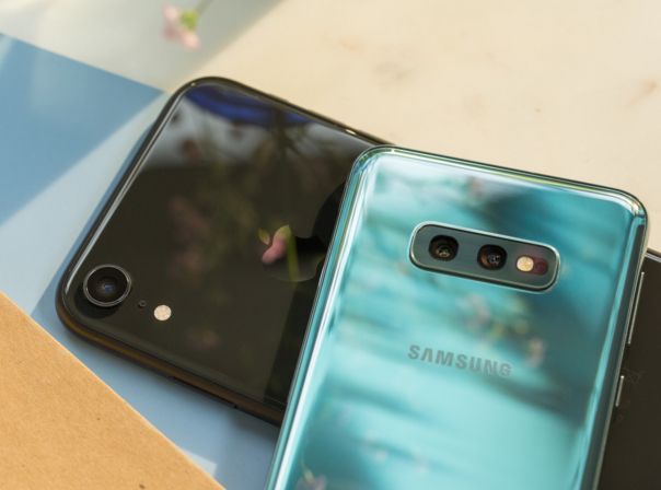 Samsung Galaxy S10e vs iPhone Xr