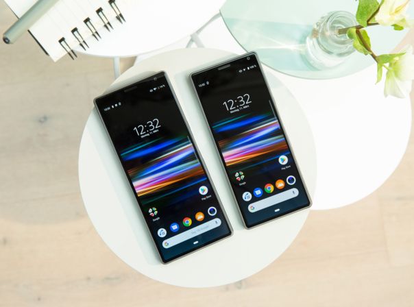 Zwei Smartphones liegen auf einem Tisch