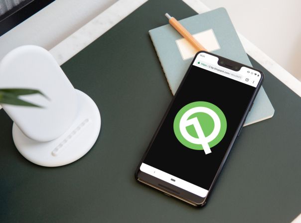 Smartphone mit Android Q liegt auf einem Schreibtisch