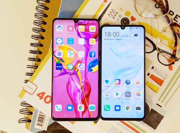 Huawei P30 und P30 Pro auf einem Tisch