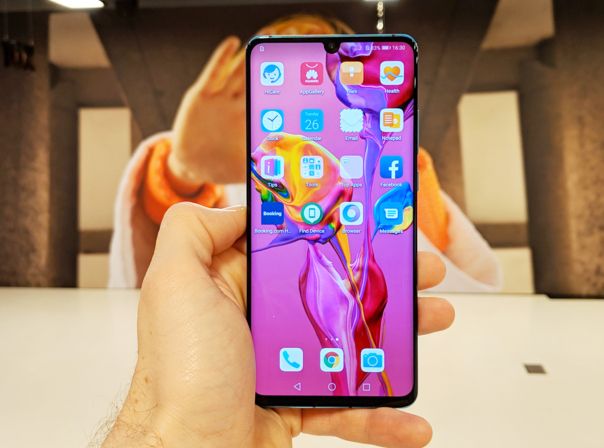 Huawei P30 Pro in Hand