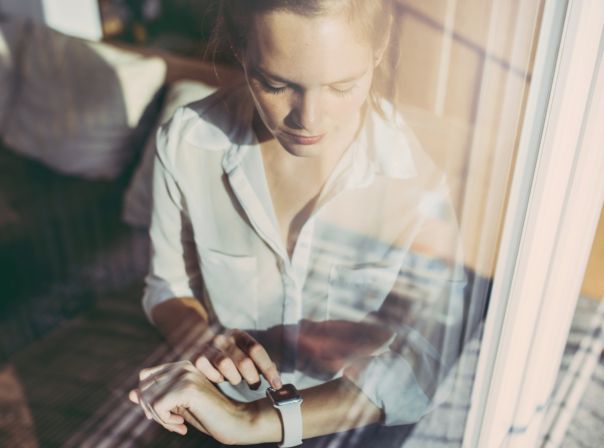 Woman using smartwatch, Frau, Uhr, Fenster