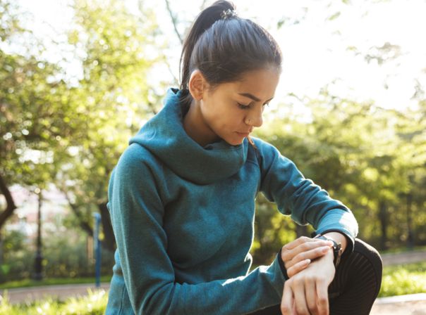 Nahaufnahme einer jungen Frau in Sportkleidung mit Smartwatch beim Training