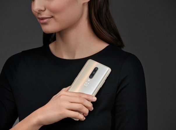 Frau mit OnePlus 7 Pro in ihren Händen