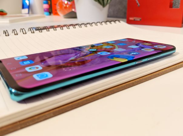 Oppo hat ein Waterfall-Display, das sich wesentlich stärker um den Rand krümmen soll als das des P30 Pro