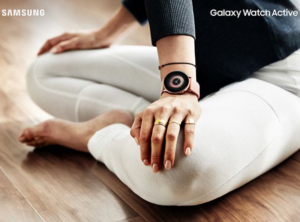 Die Galaxy Watch Active 2 am Handgelenk einer Frau