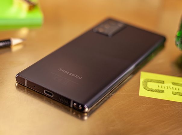 Rückseite des Samsung Galaxy Note 20 von schräg unten