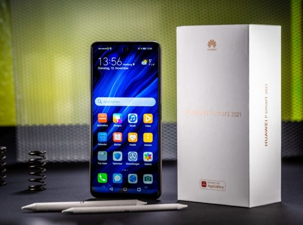 Huawei P Smart 2021 neben Verpackung