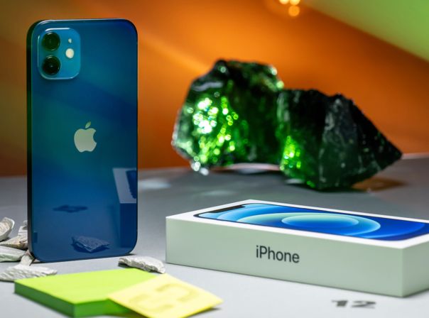 Das iPhone 12 in Navy Blau