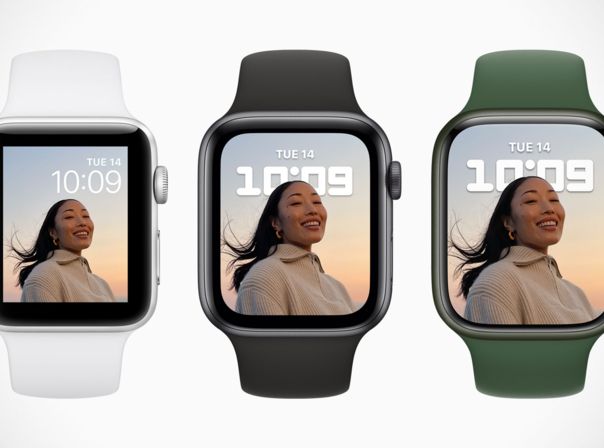 Apple Watch 7 neben SE und Apple Watch 3