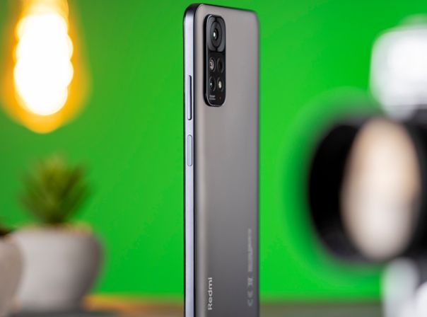 Schrägansicht des Xiaomi Redmi Note 11