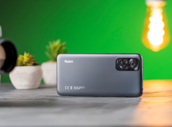 Rückseite des Xiaomi Redmi Note 11 auf der Seite