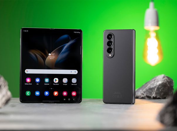 Samsung Galaxy Z Fold 4 von vorne und hinten