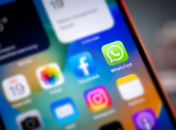 iPhone 14 Display mit WhatsApp-Symbol