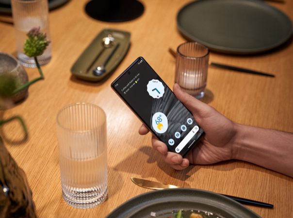 Google Pixel 7 Pro im Restaurant