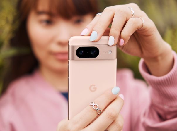 Google Pixel 8 in Rose mit Dual-Kamera