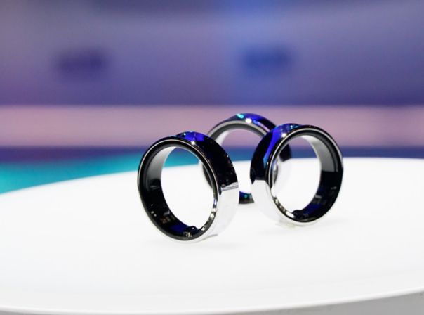 Samsung Galaxy Ring auf einem Tisch