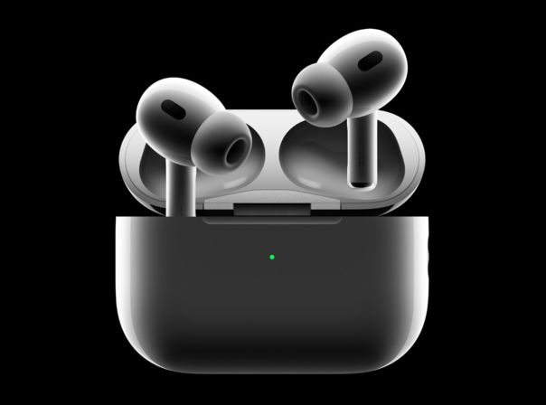 Die Apple AirPods Pro (2. Generation) vor einem schwarzen Hintergrund