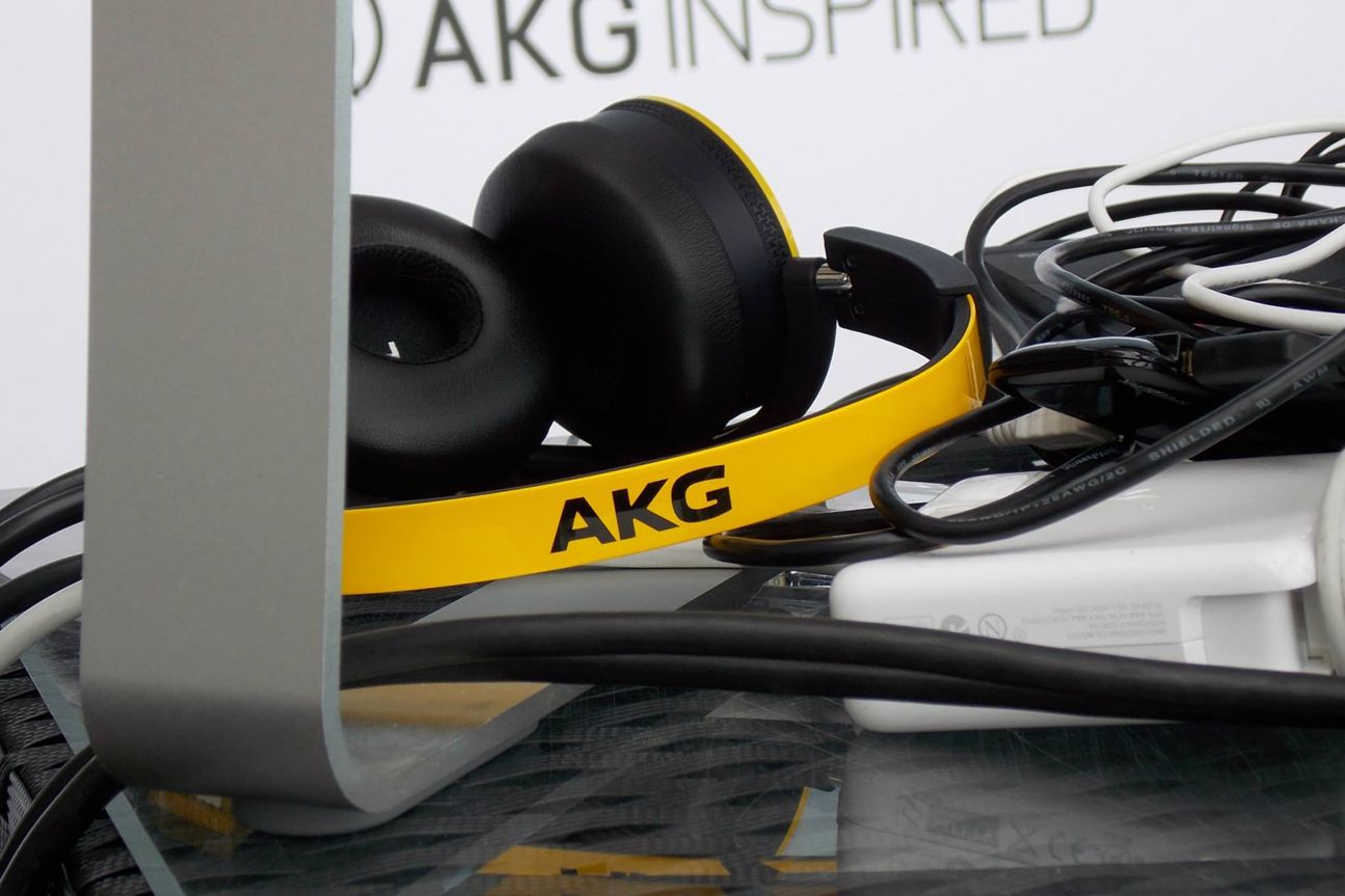 AKG Y Serie