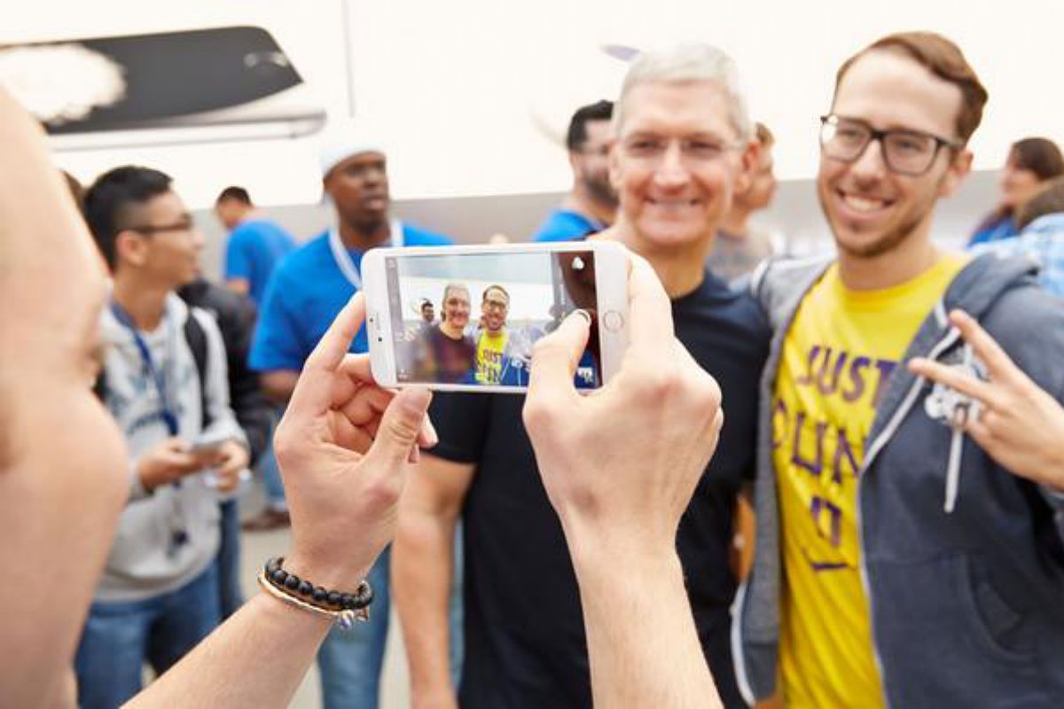 Tim Cook hielt die Warteschlange in Palo Alto mit Selfies bei Laune.