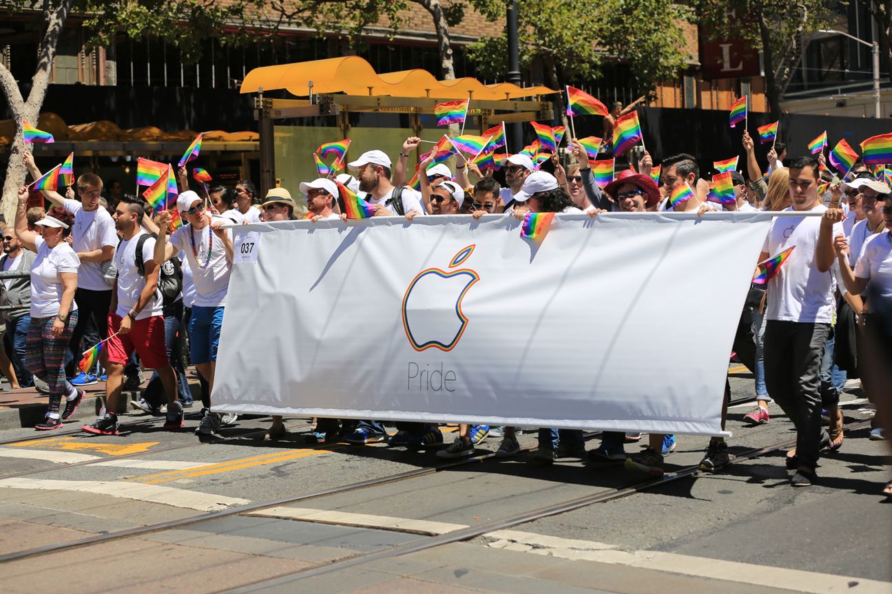 Tim Cook nahm mit tausenden von Apple-Angestellten an der Pride Parade in San Francisco teil