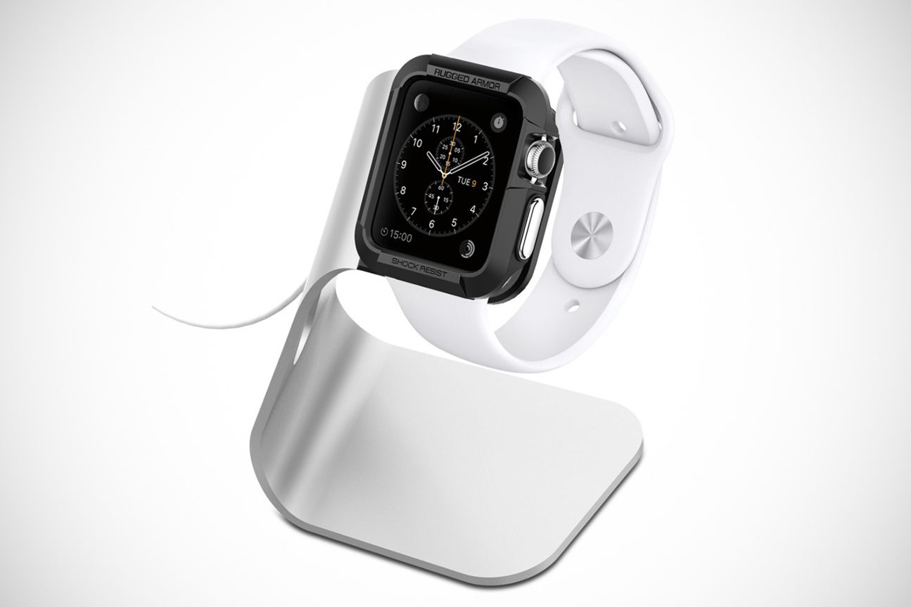 Der Spigen Apple Watch Stand S330 erinnert an den Standfuß eines iMacs.