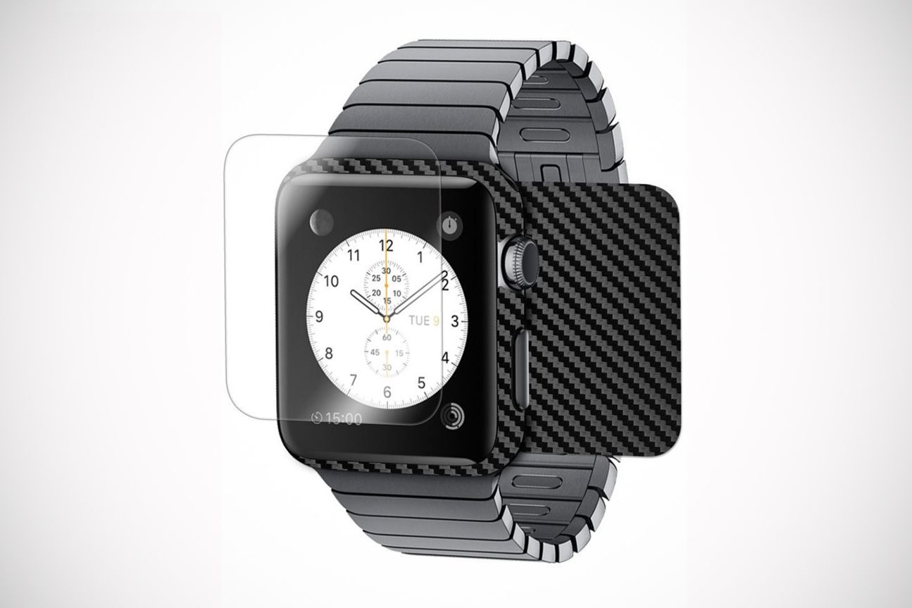 Armorsuit MilitaryShield schützt wahlweise nur das Display oder klebt sich auch auf das Gehäuse der Apple Watch.