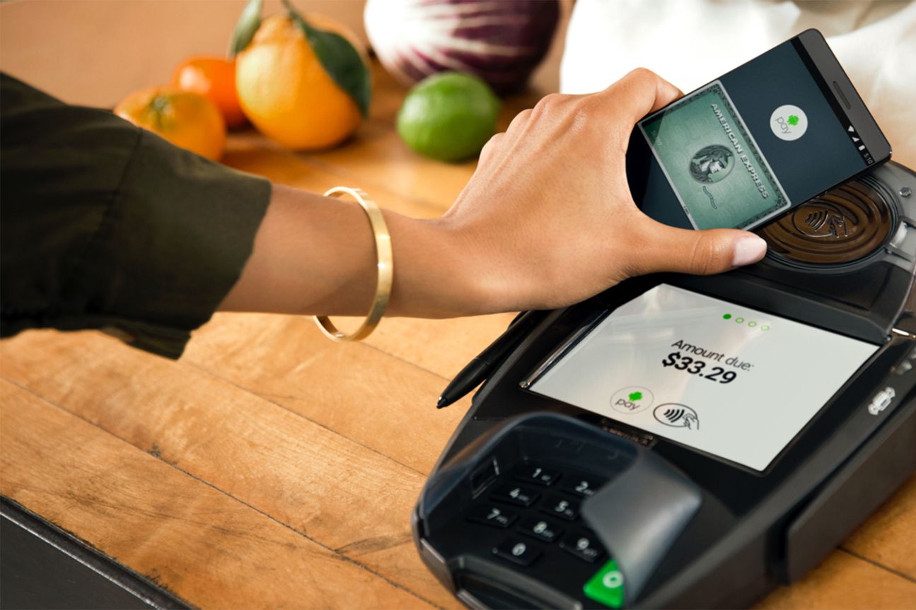 Android Pay: Smartphone ans Lesegerät halten statt EC-Karte einstecken.