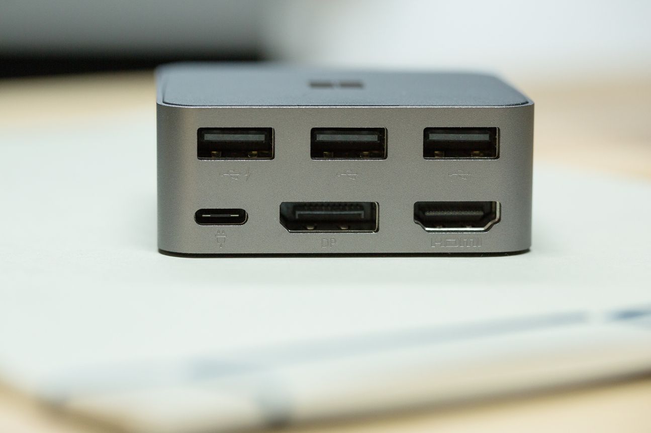 Drei USB-Anschlüsse sowie je ein DisplayPort- und HDMI-Anschluss und eine USB-C-Schnittstelle für die Stromversorgung.