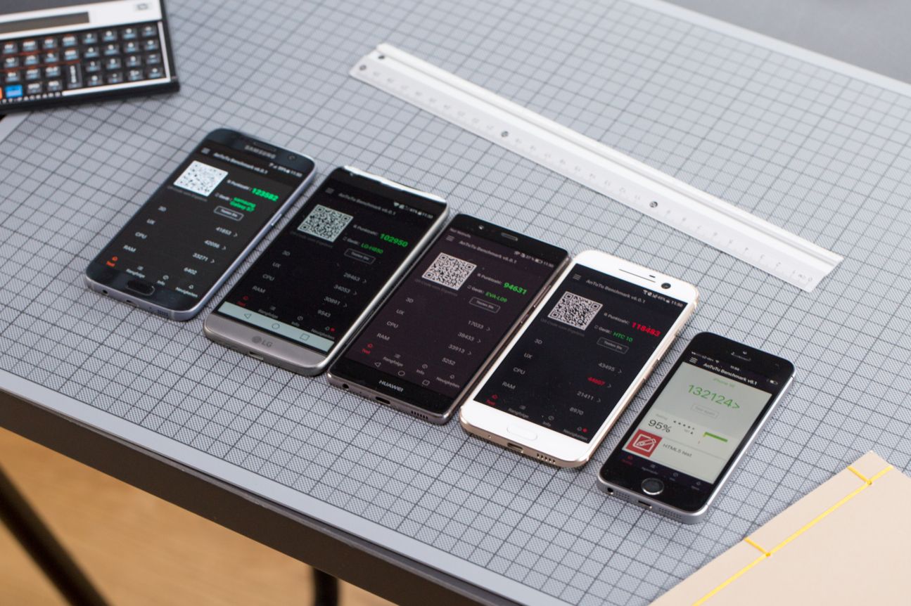  Schon 2016 war das iPhone SE im Vergleich zu den aktuellen Android-Flaggschiffen extrem kompakt (hier rechts im Bild).