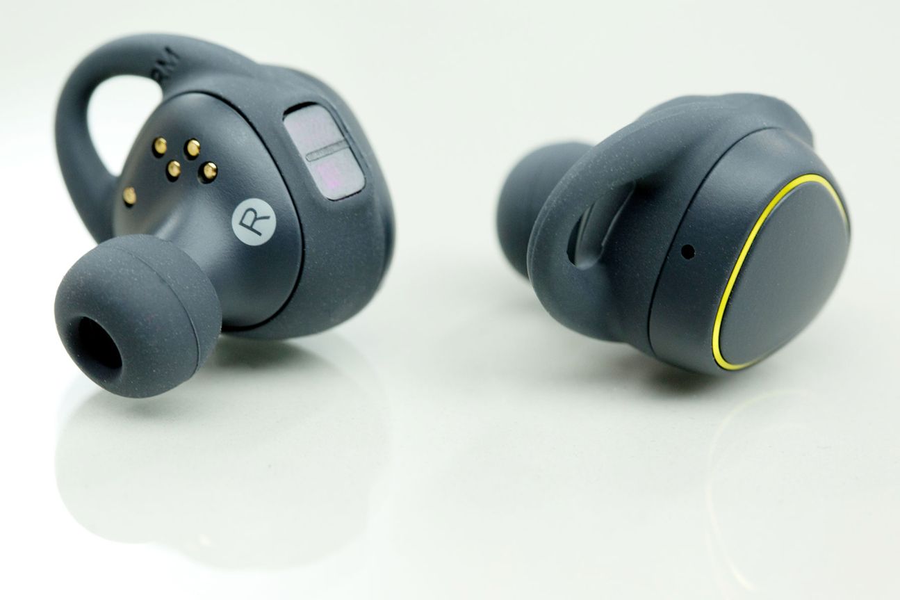 SAMSUNG Gear IconX 01