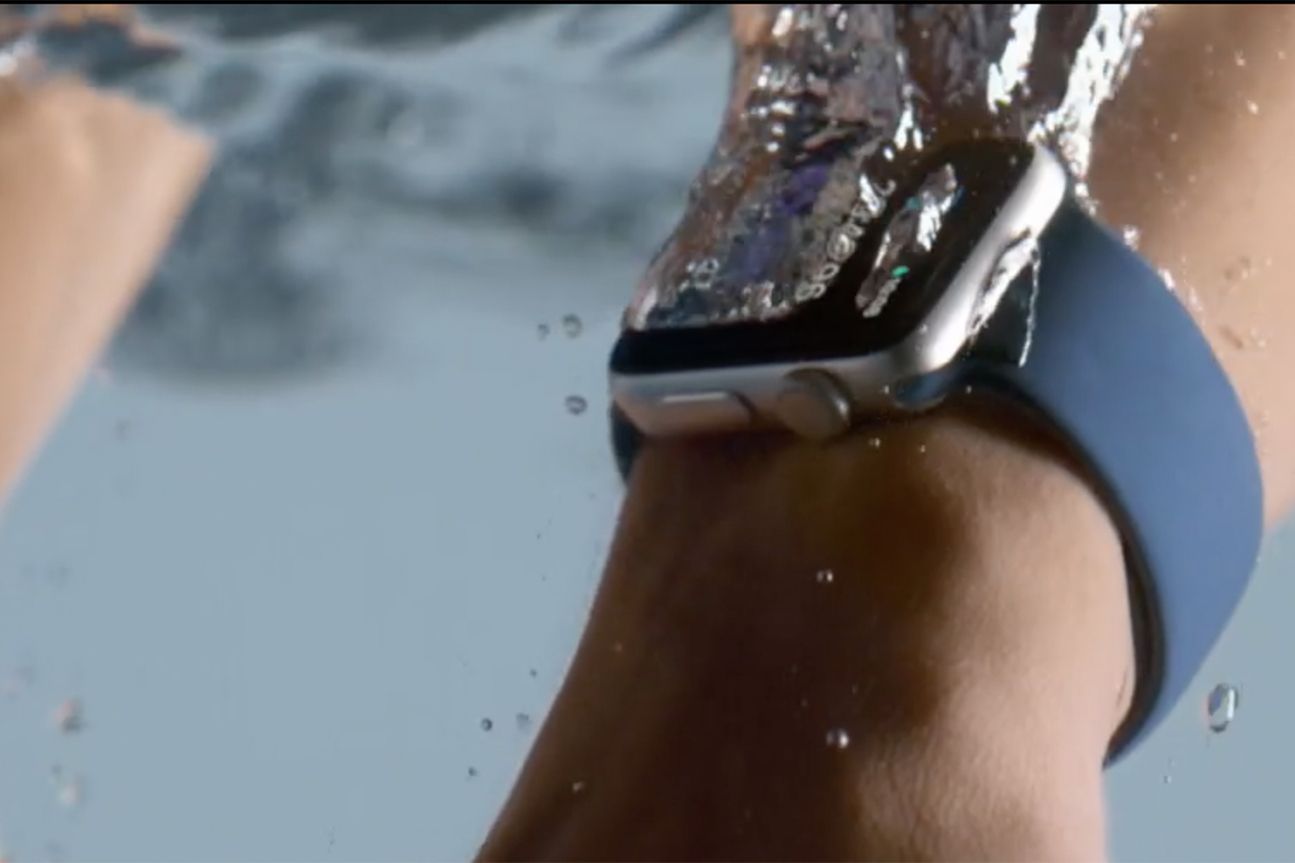 Die neue Apple Watch Series ist bis zu 50 Meter wasserdicht und eignet sich fpr Schwimmer.