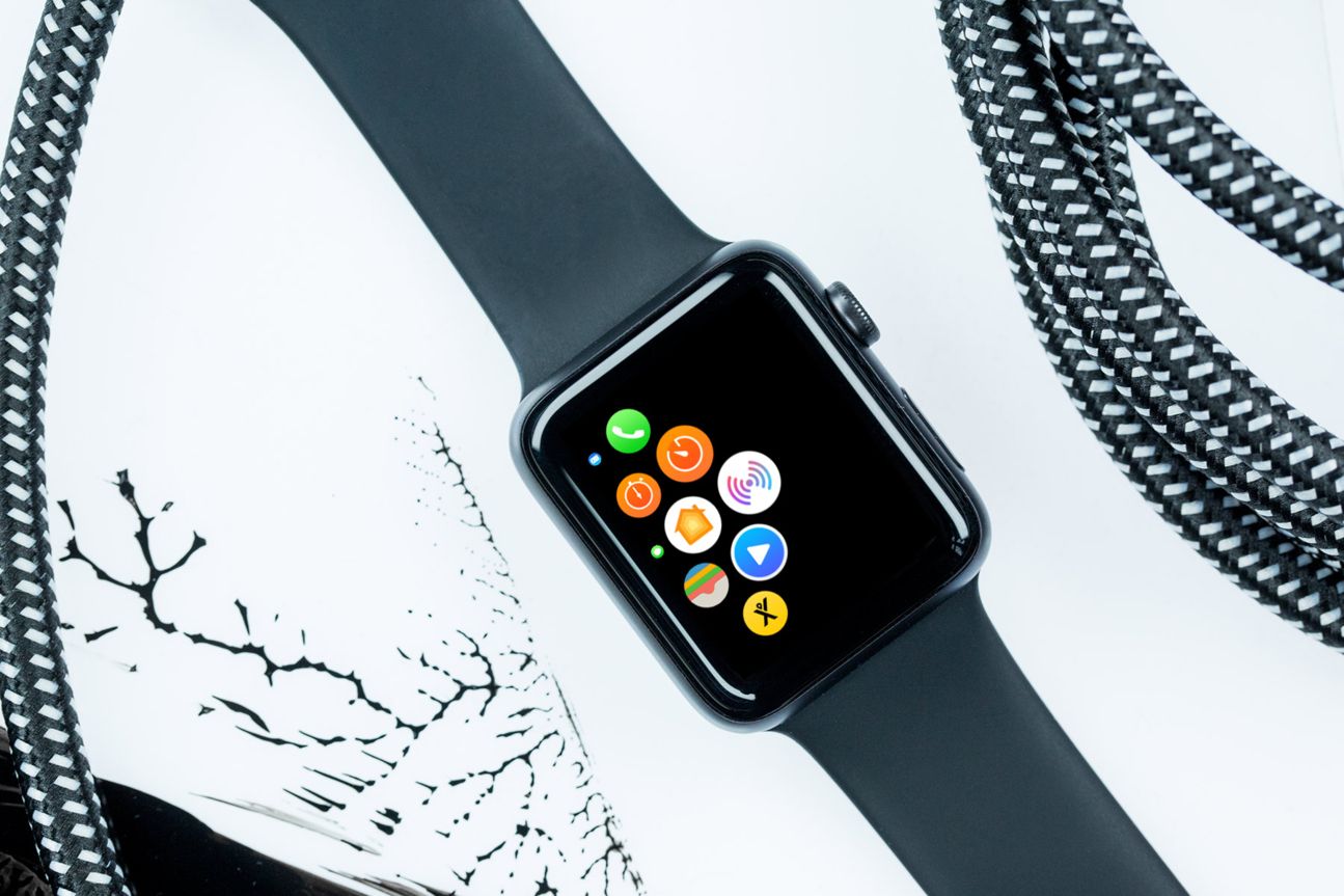 Apple Watch Series 3 mit diversen Apps auf dem Home-Screen.