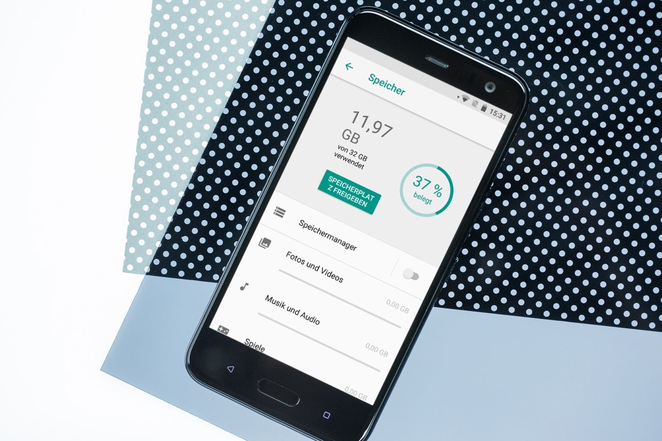 Speicherplatz freigeben auf dem HTC U11 – Handy mit Home-Button und Navigationsleiste aus dem Jahr 2017