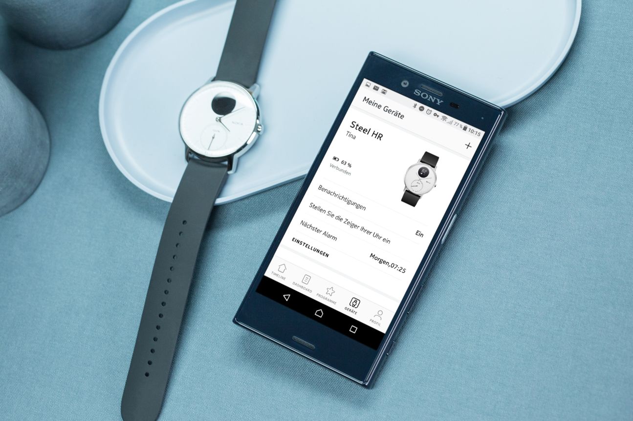 Nokia Steel HR mit Smartphone daneben