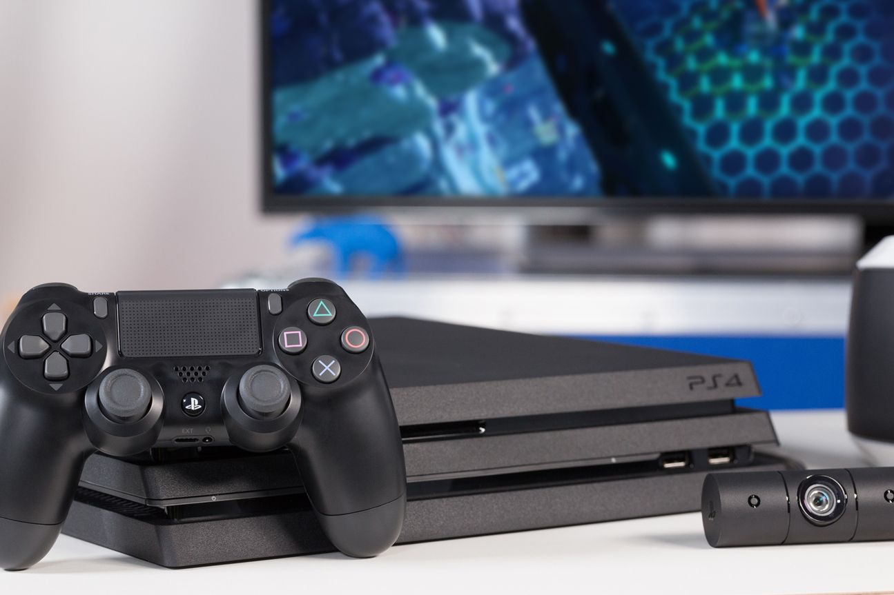  Die PlayStation 4 Pro hat ihre Lüfteröffnungen auf der Rückseite