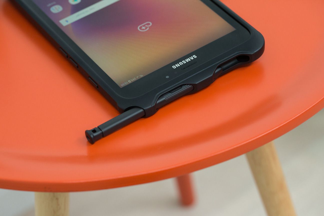  Das Galaxy Tab Active kommt bereits in einer Outdoor-Hülle – und veranschaulicht, wie klobig so ein Case ausfallen kann