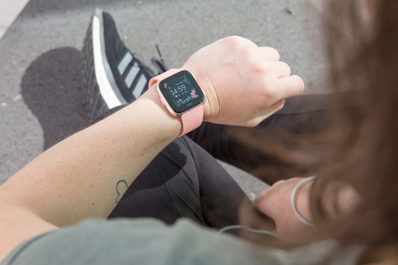  Die Fitbit Versa sieht der Apple Watch recht ähnlich – richtet sich aber an eine ganz andere Zielgruppe.