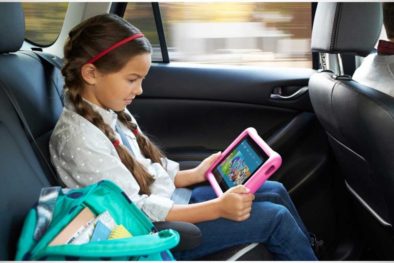 Kind im Auto mit Amazon Fire HD Kids