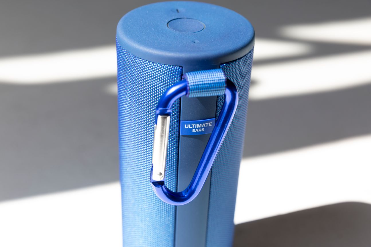 UE Boom 3 in Blau mit Karabiner.