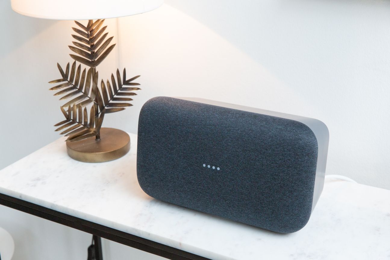 Der Google Home Max frontal mit vier blau leuchtenden LEDs.