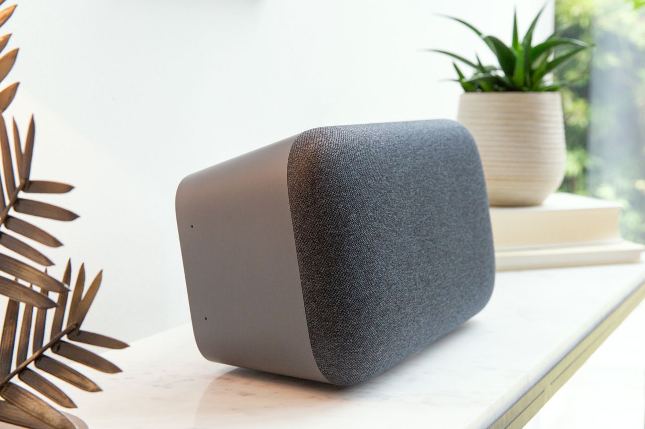 Der Google Home Max von der Seite