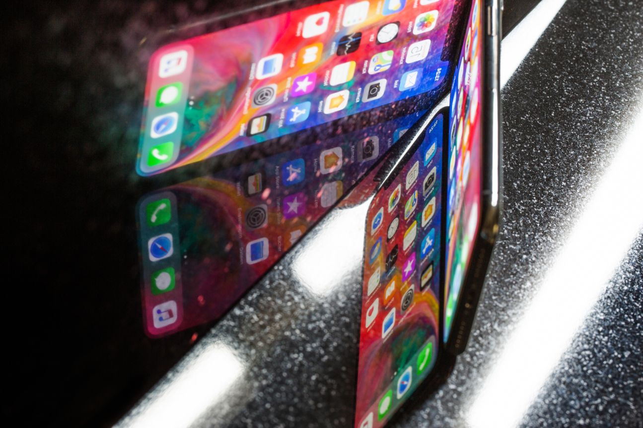 Das iPhone X vor einem Spiegel