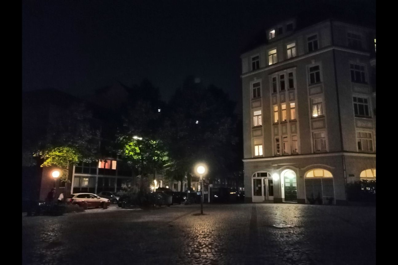 Ein leerer Platz bei Nacht