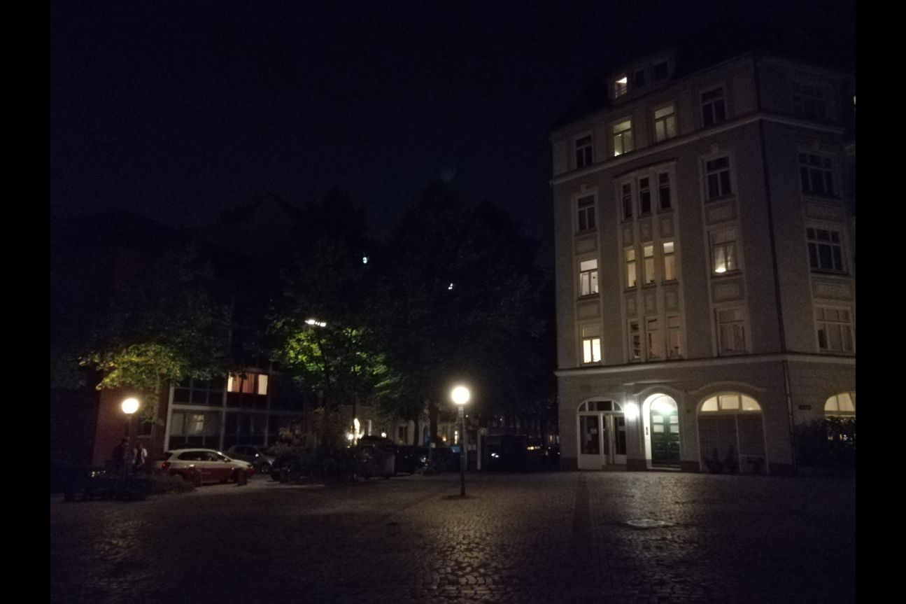 Ein leerer Platz bei Nacht