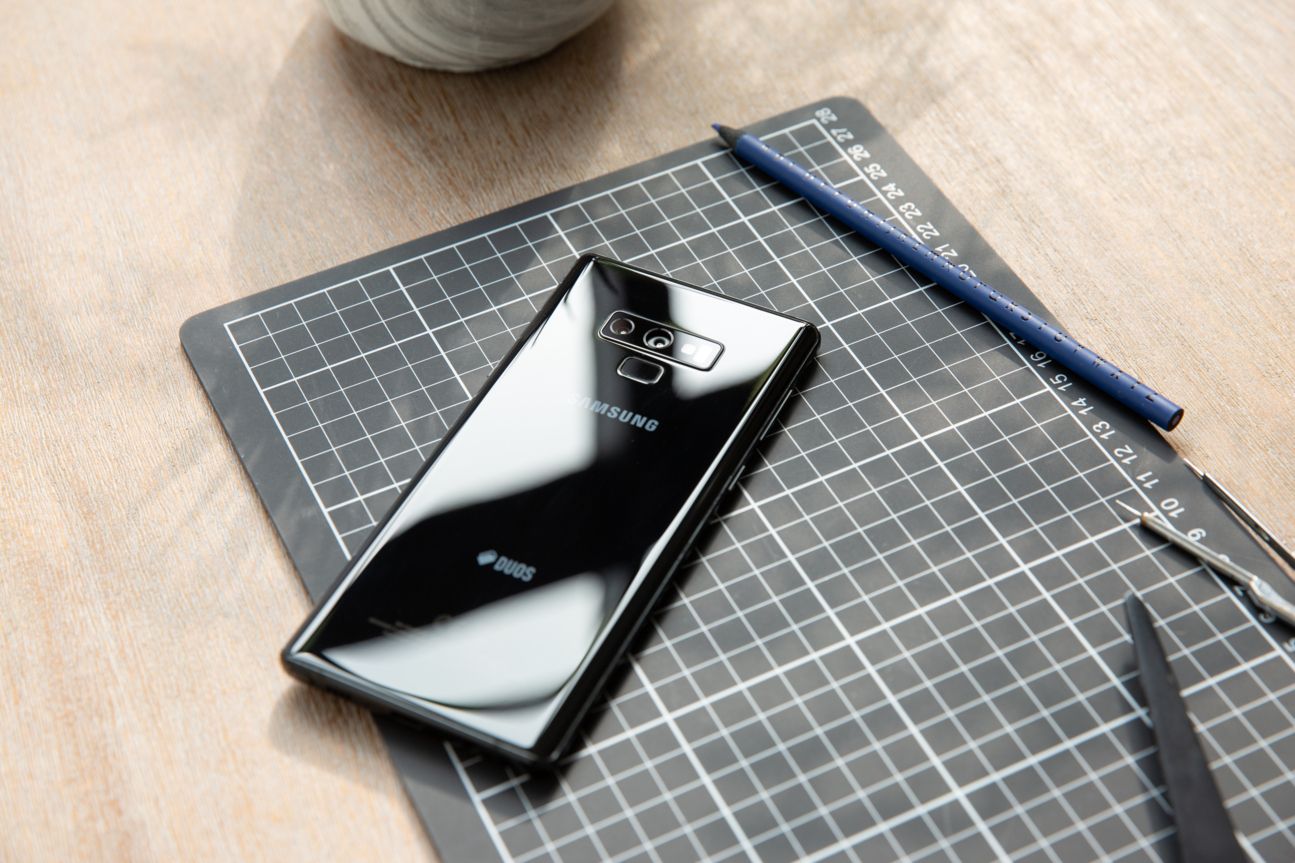 Samsung Galaxy Note 9 auf einem Schreibtisch