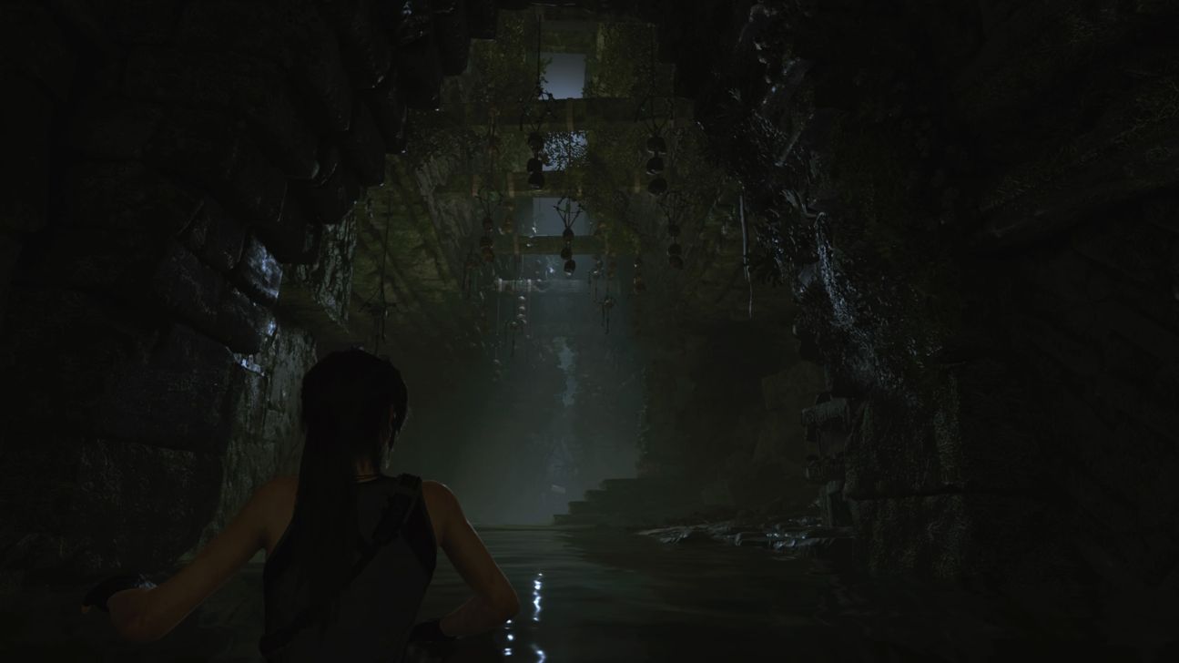 Lara in der dunklen Höhle.