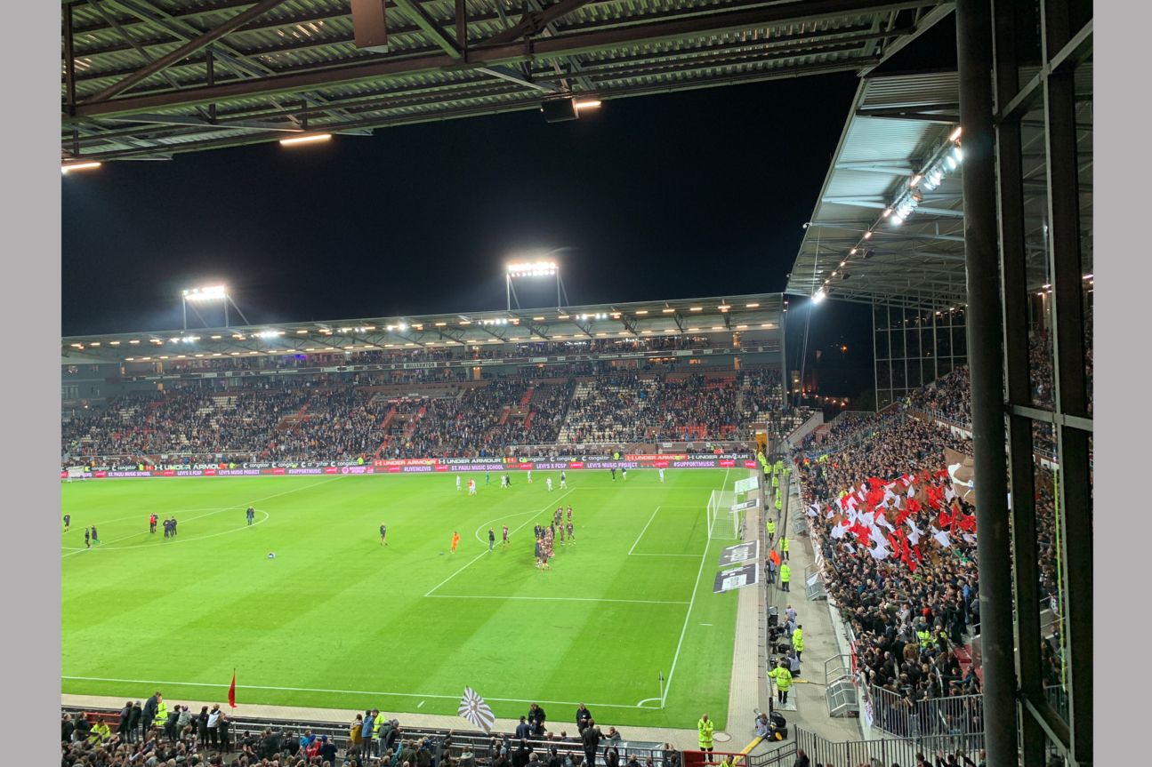 Stadion am Millerntor mit Spielern auf dem Rasen.