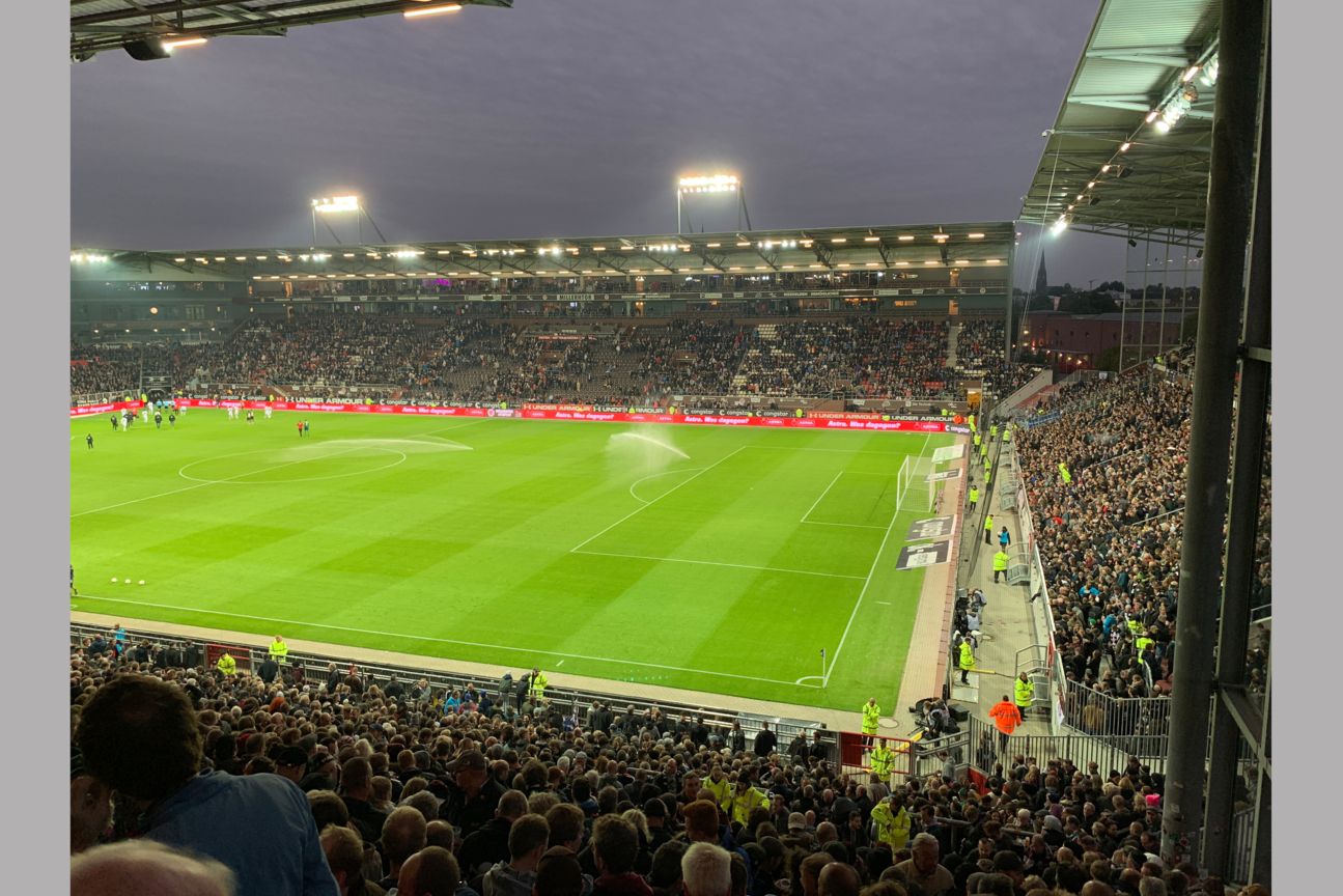 Stadion am Millerntor mit laufender Sprinkleranlage